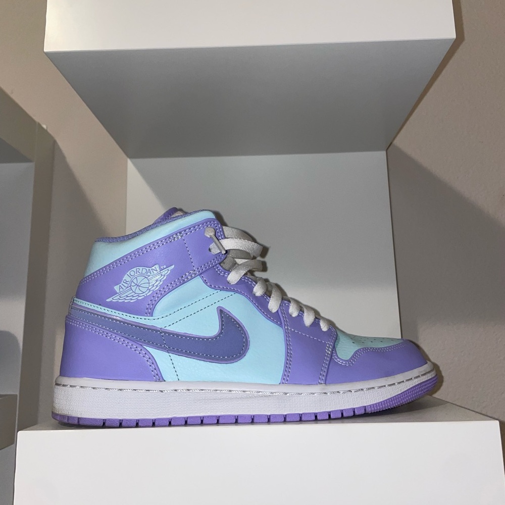 Jordan 1 mid purple pulse